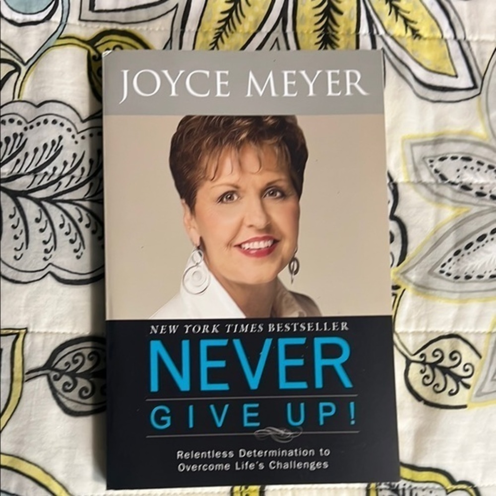 💥 Joyce Meyer - Never Give Up! Paperback Book